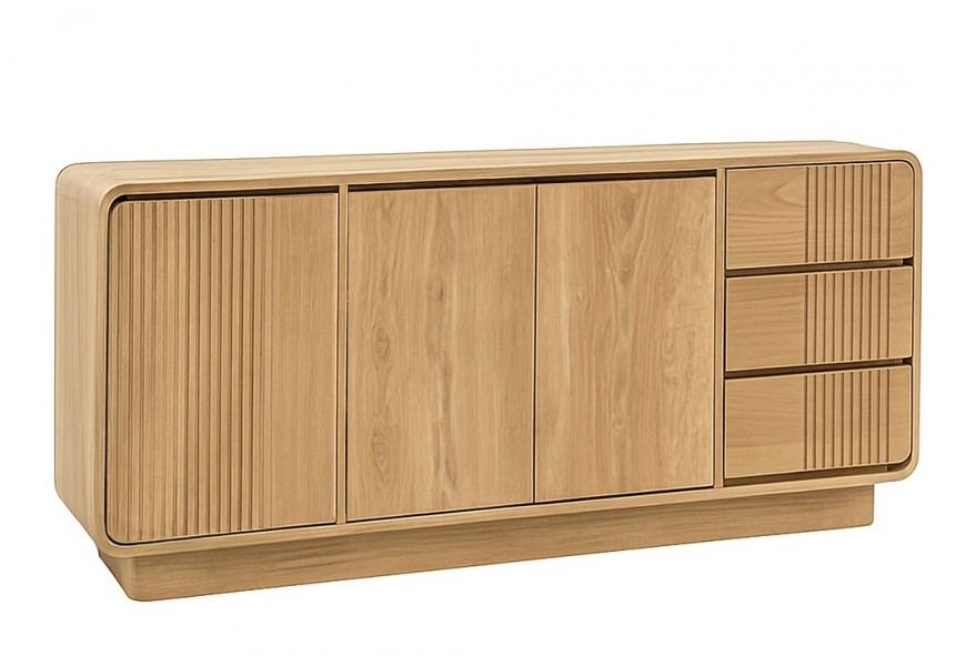 Luxusný moderný masívny príborník Riga s tromi dvierkami a tromi zásuvkami z masívneho teakového dreva v prírodnej svetlej hnedej farbe s jemnou kresbou letokruhov s vertikálnym drážkovaným reliéfom a plnou obdĺžnikovou podstavou