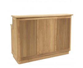 Luxusný retro masívny príborník Riga s trojpanelovým čelom s drážkovaným zdobením s mramorovou doskou v bielej farbe s piatimi policami z teakového dreva v svetlej hnedej naturálnej farbe s jemnou kresbou letokruhov