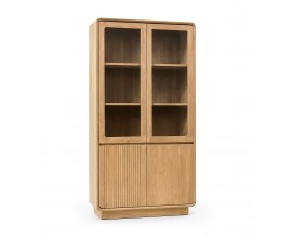 Luxusná moderná masívna knižnica Riga s vrchnými sklenenými dvierkami a spodnými plnými dvierkami z teakového dreva v naturálnej svetlej hnedej farbe s policami a obdĺžnikovou podstavou so zaoblenými rohmi a vertikálnym lineárnym reliéfom