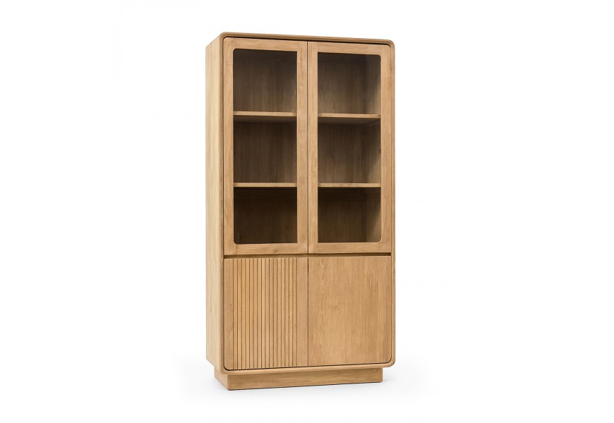 Luxusná moderná masívna knižnica Riga s vrchnými sklenenými dvierkami a spodnými plnými dvierkami z teakového dreva v naturálnej svetlej hnedej farbe s policami a obdĺžnikovou podstavou so zaoblenými rohmi a vertikálnym lineárnym reliéfom