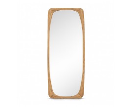 Luxusné moderné nástenné vysoké zrkadlo Riga s obdĺžnikovým rámom so zaoblenými rohmi z masívneho teakového dreva v naturálnom svetlom hnedom odtieni s prirodzenou kresbou letokruhov so závesným systémom na zadnej strane