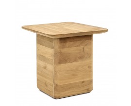 Luxusný retro masívny príručný stolík Riga so štvorcovou vrchnou doskou so zaoblenými rohmi a mohutnou nohou v tvare kvádra z teakového dreva v svetlej hnedej farbe s prirodzenou kresbou letokruhov