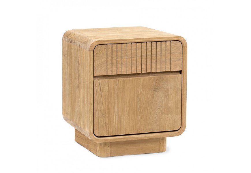 Luxusný moderný nočný stolík Riga s úložným priestorom s jednodverovou skrinkou a zásuvkou zdobenou vertikálnym lineárnym reliéfom so zaoblenými rohmi  a úzkou plnou podstavou z masívneho teakového dreva v svetlej hnedej farbe s naturálnou kresbou letokruhov