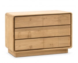 Luxusná moderná komoda Riga s masívneho teakového dreva v naturálnej svetlej hnedej fare so zaoblenými rohmi so šiestimi zásuvkami v troch radoch s vyrezávaným dekoratívnym lineárnym vertikálnym reliéfom