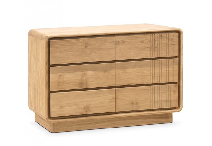 Luxusná moderná komoda Riga s masívneho teakového dreva v naturálnej svetlej hnedej fare so zaoblenými rohmi so šiestimi zásuvkami v troch radoch s vyrezávaným dekoratívnym lineárnym vertikálnym reliéfom