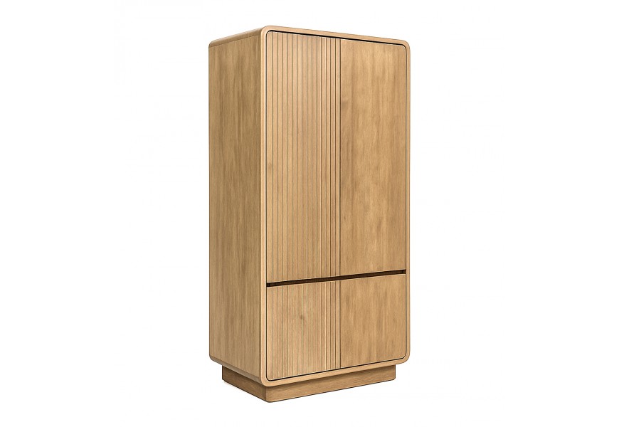 Luxusná moderná masívna svetlá hnedá šatníková skriňa Riga z teakového dreva s nižšou spodnou dvojdverovou skrinkou a vyššou vrchnou skrinkou s dvojitými dvierkami s vyrezávaným geometrickým zdobení v podobe vertikálnych prúžkov na ľavej strane
