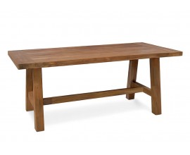 Luxusný masívny jedálenský stôl Shetland z teakového dreva v naturálnej teplej hnedej farbe s jemnou štruktúrou s obdĺžnikovou vrchnou doskou a štyrmi šikmými nohami prepojenými spojnicou v tvare H