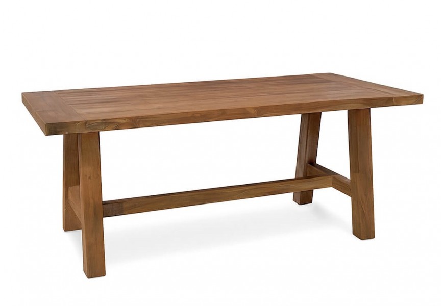 Luxusný masívny jedálenský stôl Shetland z teakového dreva v naturálnej teplej hnedej farbe s jemnou štruktúrou s obdĺžnikovou vrchnou doskou a štyrmi šikmými nohami prepojenými spojnicou v tvare H