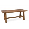 Luxusný masívny jedálenský stôl Shetland z teakového dreva v naturálnej teplej hnedej farbe s jemnou štruktúrou s obdĺžnikovou vrchnou doskou a štyrmi šikmými nohami prepojenými spojnicou v tvare H
