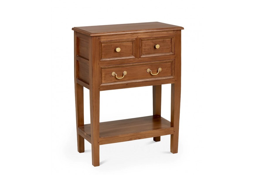 Luxusný koloniálny masívny nočný stolík Donelly s obdĺžnikovou vrchnou doskou a tromi zásuvkami s úchytkami z kovu v zlatej farbe s jednou veľkou otvorenou policou z mahagónového dreva v hnedej farbe