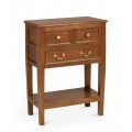 Luxusný koloniálny masívny nočný stolík Donelly s obdĺžnikovou vrchnou doskou a tromi zásuvkami s úchytkami z kovu v zlatej farbe s jednou veľkou otvorenou policou z mahagónového dreva v hnedej farbe