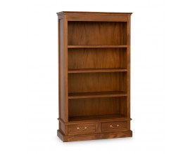 Luxusná klasická masívna knižnica Donelly z mahagónového dreva v teplej hnedej farbe s rozšírenou podstavou a vrchnou lištou so štyrmi policami a dvomi vedľa seba umiestnenými zásuvkami s visiacimi úchytkami v tvare U z kovu v zlatej farbe