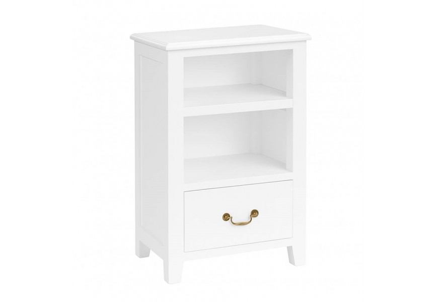 Luxusný masívny klasický biely nočný stolík Donelly obdĺžnikového tvaru z mahagónového dreva s dvomi poličkami a jednou zásuvkou v spodnej časti s visiacou kovovou úchytkou v tvare U v starožitnom zlatom prevedení