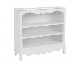 Luxusná klasická nízka biela knižnica Mahani z masívneho mahagónového dreva s tromi policami a kabriolovými nožičkami s ozdobnými vyrezávanými lištami