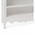Luxusná provensálska nízka knižnica Mahani s tromi policami a vyrezávaným zdobením v bielej farbe 110 cm