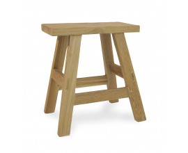 Vidiecka taburetka Madero z masívneho teakového dreva v svetlej hnedej farbe so šikmými nohami a robustnou vrchnou doskou