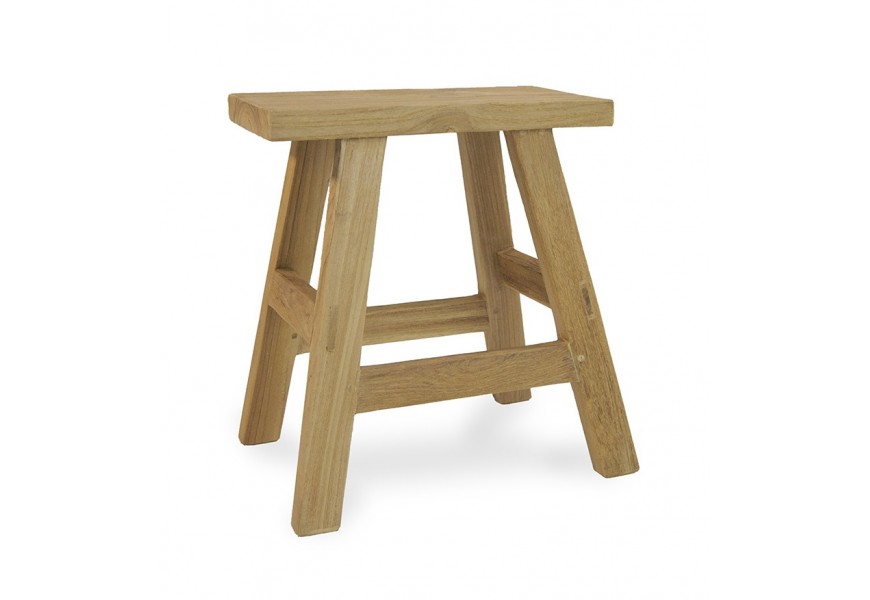 Vidiecka taburetka Madero z masívneho teakového dreva v svetlej hnedej farbe so šikmými nohami a robustnou vrchnou doskou