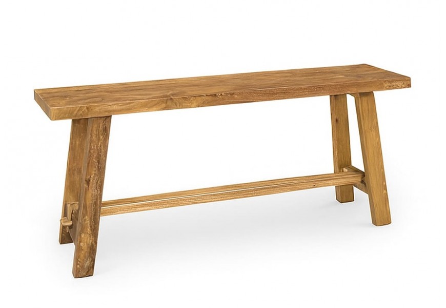 Vidiecka masívna obdĺžniková lavica Madero z teakového dreva v zlatohnedej farbe so skosenými pevnými nohami s priečnou doskou v strede a výraznou prírodnou štruktúrou dreva