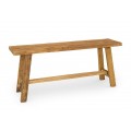 Vidiecka masívna obdĺžniková lavica Madero z teakového dreva v zlatohnedej farbe so skosenými pevnými nohami s priečnou doskou v strede a výraznou prírodnou štruktúrou dreva