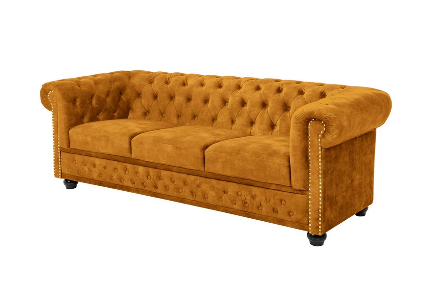 Baroková zamatová žltá trojmiestna sedačka Maya s chesterfield čalúnením s dekoratívnymi nitmi v zlatej farbe so zaoblenými opierkami na ruky s okrúhlymi nožičkami z čierneho dreva