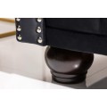 Dizajnová zamatová čierna trojmiestna sedačka Maya s chesterfield prešívaním s okrúhlymi čiernymi nožičkami 205 cm