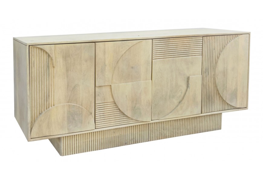 Masívny art deco štvordverový príborník Sonia s drážkovanou obdĺžnikovou podstavou a vyrezávaným geometrickým reliéfom na dverách s kruhovými a lineárnymi prvkami z mangového dreva s bielenou povrchovou úpravou v svetlej hnedej farbe so sivou štruktúrou