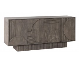 Masívny art deco sivý štvordverový príborník Sonia z mangového dreva s priznanou kresbou letokruhov v obdĺžnikovou rebrovanou podstavou a vyrezávaným geometrickým reliéfom na prednej strane s motívom kruhov a rovných línií