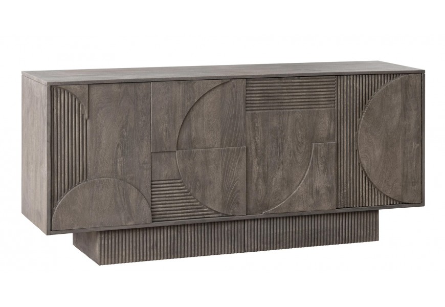 Masívny art deco sivý štvordverový príborník Sonia z mangového dreva s priznanou kresbou letokruhov v obdĺžnikovou rebrovanou podstavou a vyrezávaným geometrickým reliéfom na prednej strane s motívom kruhov a rovných línií