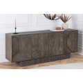 Moderný art deco príborník Sonia so štyrmi dvierkami s geometrickým zdobením z masívneho mangového dreva v sivej farbe 170 cm