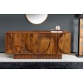 Masívny art deco štvordverový príborník Sonia z mangového dreva v naturálnej hnedej farbe s geometrickým reliéfom 170 cm