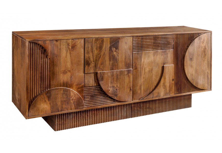 Moderný art deco príborník Sonia z masívneho mangového dreva v tmavej hnedej farbe s výraznou štruktúrou s drážkovanou podstavou a štyrmi dvierkami s vyrezávaným geometrickým reliéfnym zdobením