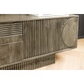 Masívny art deco TV stolík Sonia so štyrmi dvierkami s geometrickým vyrezávaným zdobením v sivej farbe 200 cm