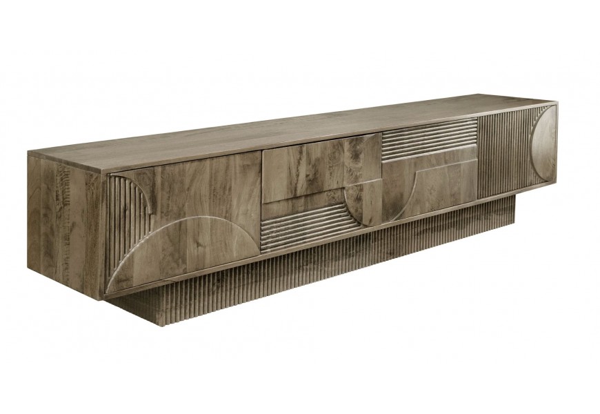 Moderný art deco sivý štvordverový televízny stolík Sonia s plnou drážkovanou podstavou a vyrezávaným geometrickým reliéfom z masívneho mangového dreva v naturálnej sivej povrchovej úprave