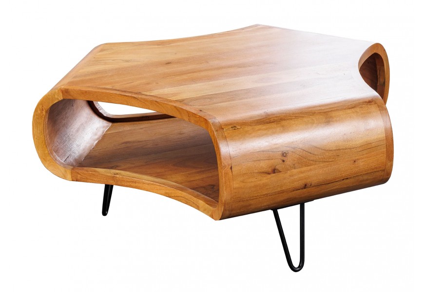 Dizajnový industriálny konferenčný stolík Spin atypického tvaru z masívneho akáciového dreva s ohýbaným dizajnom a poličkou v medovej hnedej farbe s tromi čiernymi kovovými nožičkami