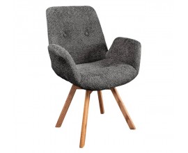 Moderná škandinávska jedálenská stolička Gothenborg s otočnou sedacou časťou s nízkymi opierkami na ruky a chrbtovou opierkou s dvomi gombíkmi s poťahom z bouclé v tmavej sivej farbe s nožičkami z masívneho dubového dreva v svetlej hnedej farbe