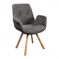 Moderná škandinávska jedálenská stolička Gothenborg s otočnou sedacou časťou s nízkymi opierkami na ruky a chrbtovou opierkou s dvomi gombíkmi s poťahom z bouclé v tmavej sivej farbe s nožičkami z masívneho dubového dreva v svetlej hnedej farbe