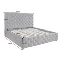 Modern&aacute; čal&uacute;nen&aacute; manželsk&aacute; posteľ Kreon s &uacute;ložn&yacute;m priestorom a siv&yacute;m zamatov&yacute;m poťahom s chesterfield pre&scaron;&iacute;van&iacute;m 180 cm