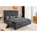 Moderná chesterfield čalúnená manželská posteľ Kreon s obdĺžnikovým čelom a základňou s úložným priestorom s poťahom zo zamatu v tmavej sivej farbe s prešívaním s okrúhlymi gombíkmi na nízkych čiernych nožičkách