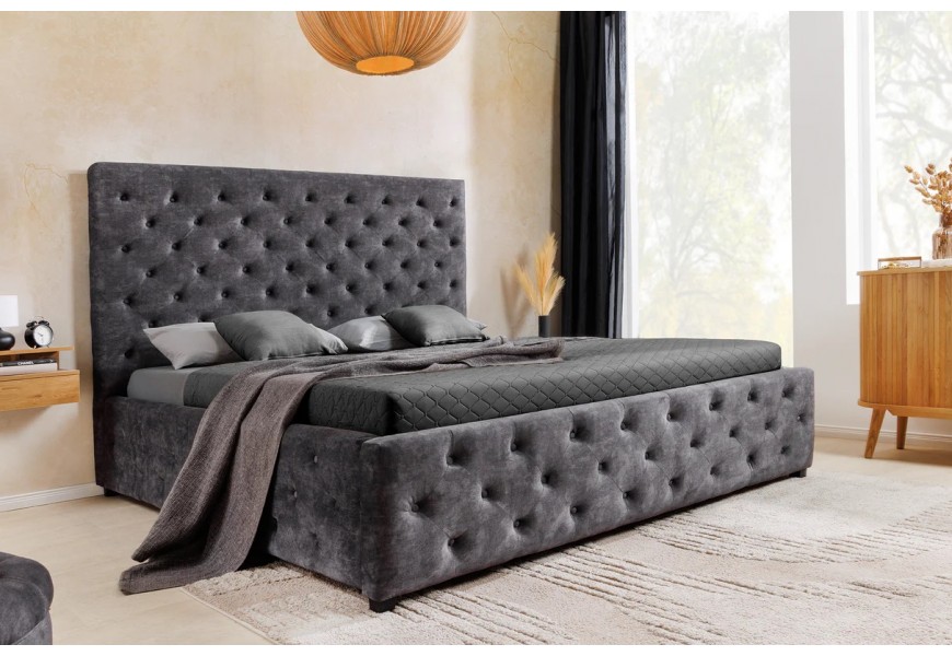 Modern&aacute; tmav&aacute; siv&aacute; zamatov&aacute; manželsk&aacute; posteľ Kreon s &uacute;ložn&yacute;m priestorom a pre&scaron;&iacute;van&iacute;m s gomb&iacute;kmi v chesterfield &scaron;t&yacute;le 200 cm