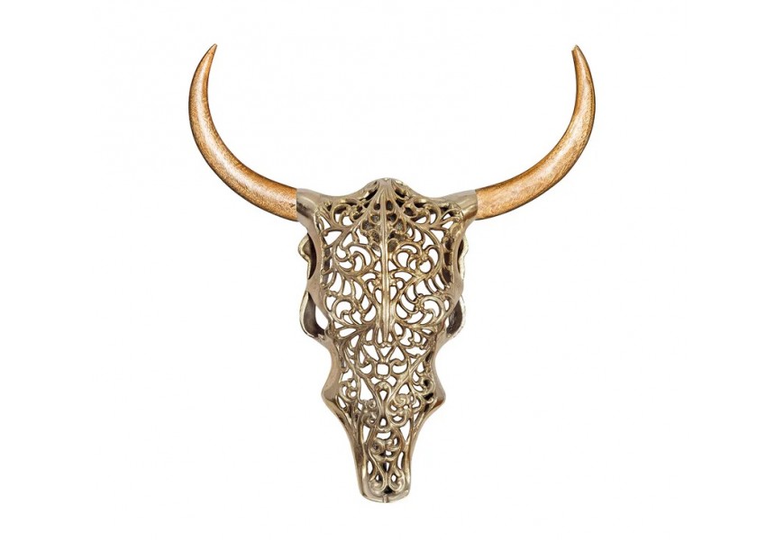Moderná orientálna nástenná dekorácia Bull v tvare býčej lebky z kovu v zlatej farbe s ornamentálnym florálnym zdobením s rohmi z mangového dreva v naturálnom hnedom prevedení