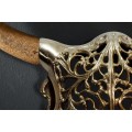 Dizajnov&aacute; modern&aacute; zlat&aacute; n&aacute;stenn&aacute; dekor&aacute;cia Bull v tvare b&yacute;čej lebky s ornament&aacute;lnym zdoben&iacute;m a hned&yacute;mi dreven&yacute;mi rohmi 60 cm