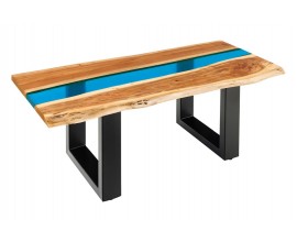 Dizajnový industriálny konferenčný stolík Aquila s obdĺžnikovou vrchnou doskou s modrým priehľadným pásom z epoxidovej živice v strede a dvomi masívnymi akáciovými doskami v naturálnej hnedej farbe s organickou hranou s dvomi čiernymi kovovými nohami v tvare U