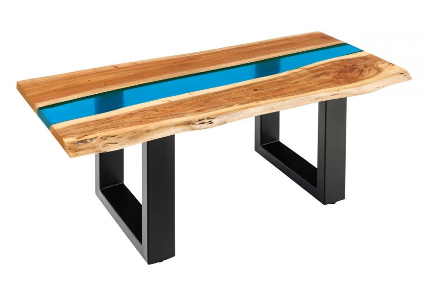 Dizajnový industriálny konferenčný stolík Aquila s obdĺžnikovou vrchnou doskou s modrým priehľadným pásom z epoxidovej živice v strede a dvomi masívnymi akáciovými doskami v naturálnej hnedej farbe s organickou hranou s dvomi čiernymi kovovými nohami v tvare U