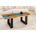 Dizajnový masívny obdĺžnikový konferenčný stolík Aquila s hnedou akáciou doskou s modrým epoxidovým pruhom 110 cm
