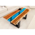 Dizajnový masívny obdĺžnikový konferenčný stolík Aquila s hnedou akáciou doskou s modrým epoxidovým pruhom 110 cm