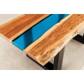 Dizajnový masívny obdĺžnikový konferenčný stolík Aquila s hnedou akáciou doskou s modrým epoxidovým pruhom 110 cm