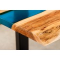 Dizajnový masívny obdĺžnikový konferenčný stolík Aquila s hnedou akáciou doskou s modrým epoxidovým pruhom 110 cm