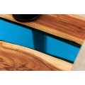 Dizajnový masívny obdĺžnikový konferenčný stolík Aquila s hnedou akáciou doskou s modrým epoxidovým pruhom 110 cm