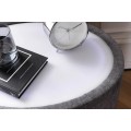 Dizajnový art deco oválny nočný stolík Aluro s dvomi zásuvkami so sivým zamatovým poťahom a bielou doskou s LED svetlom 55 cm