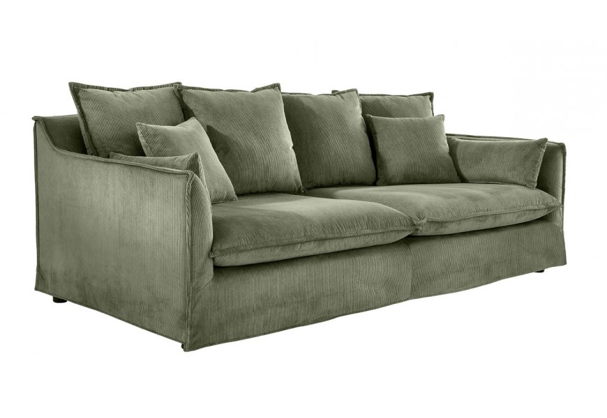 Moderná škandinávska zelená sedačka Heaven pre tri osoby s poťahom z kordu s výrazným prešívaním s nízkymi čiernymi nožičkami a ôsmimi opierkovými vankúšmi